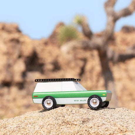 Zielone drewniane autko Candylab Toys Big Sur dla dzieci, elegancka i kreatywna zabawka oraz dekoracja.