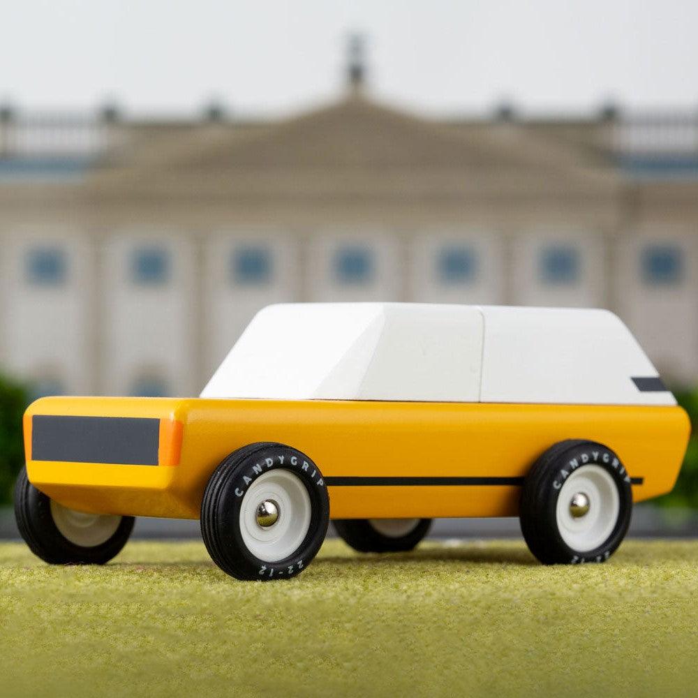 Candylab Toys: drewniany samochód Cotswold Gold - Noski Noski