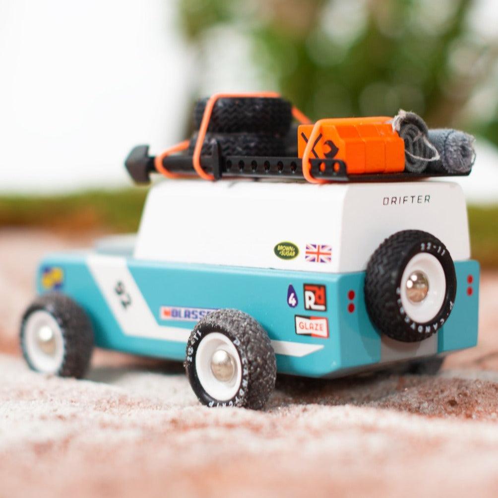 Candylab Toys: drewniany samochód Drifter Adventure Rainforest - Noski Noski
