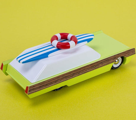 Drewniane auto Candylab Toys Surfin Griffin z deską surfingową, zabawka dla dzieci ceniących design i kreatywną zabawę.