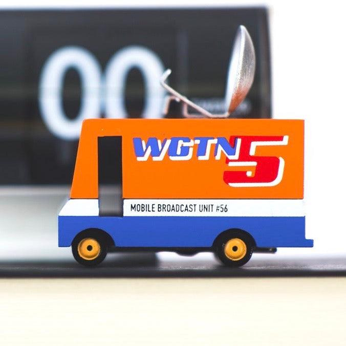 Candylab Toys: drewniany samochodzik News Van - Noski Noski