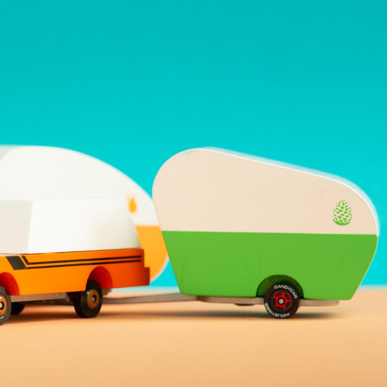 Candylab Toys: przyczepka do samochodu Pinecone Camper - Noski Noski