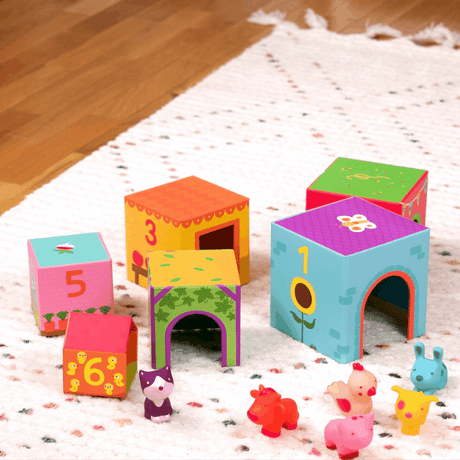 Zabawka edukacyjna Djeco Topanifarm piramidka ze zwierzątkami i klockami dla maluchów, zestaw 6 gumowych figurek i klocków.