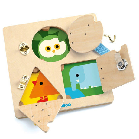Drewniana zabawka edukacyjna Djeco LockBasic, rozwija zdolności motoryczne i koordynację ruchową u dzieci.