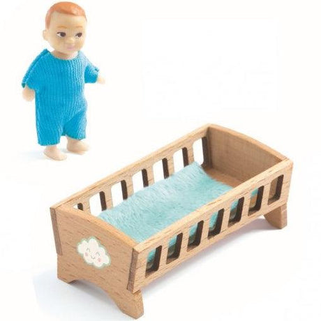 Drewniane łóżeczko dla lalek Djeco Baby Sasha z miękkim kocykiem i figurką dzidziusia, idealne akcesoria do zabawy w dom.