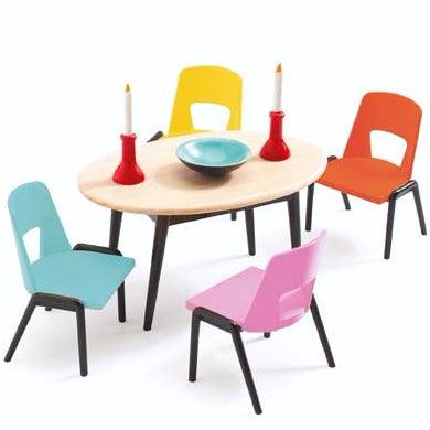 Kolorowe krzesła do jadalni Djeco do domku dla lalek, nowoczesny design, idealne uzupełnienie zestawu ze stołem.