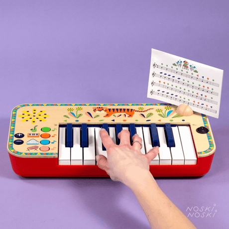 Pianino dla dzieci Djeco Animambo z 4 instrumentami, regulacją głośności i nutami, idealne dla małego muzyka.