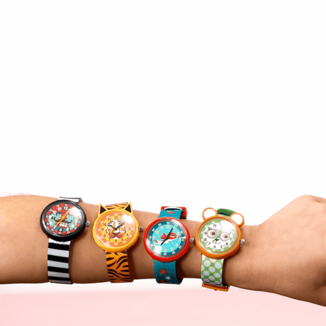 Kolorowy zegarek dla dzieci Djeco z wyraźnymi wskazówkami i regulowanym paskiem, idealny dla dziewczynki.