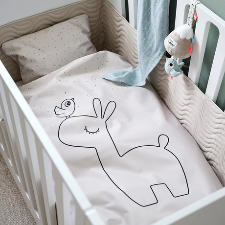 Ochraniacz na łóżeczko Done By Deer, bawełna organiczna, miękko wyściełany, bezpieczny i przytulny dla malucha.