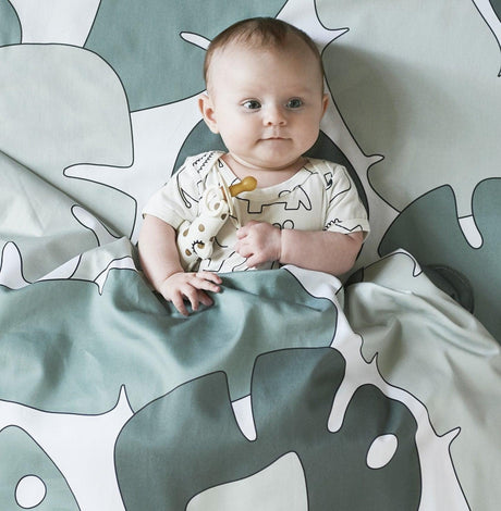 Pościel dziecięca Done By Deer Tiny Tropics - miękka bawełna satynowa, tropikalny wzór, idealna do łóżeczka dziecka.
