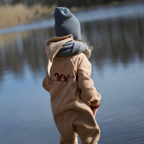 Ciepły i wygodny kombinezon polarowy dla dzieci Ducksday Buggy Fleece Suit, idealny do zabaw na świeżym powietrzu.