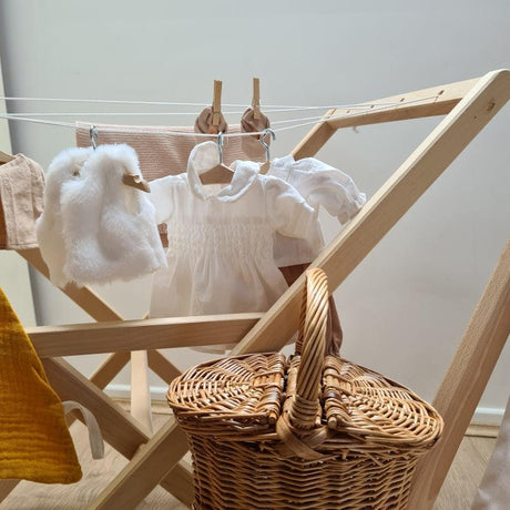 Drewniana pionowa suszarka na pranie Egmont Clothes Airer, idealna do zabawy w pranie i rozwieszanie ubranek lalek.