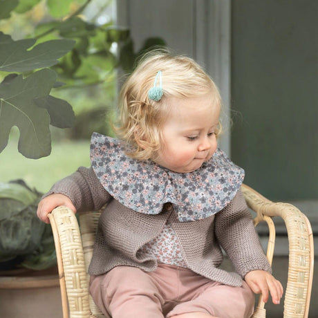 Śliniak Elodie Details Pierrot dla niemowlaka, elegancki design, podwójna bawełniana tkanina, dwustopniowe zapięcie na napy.
