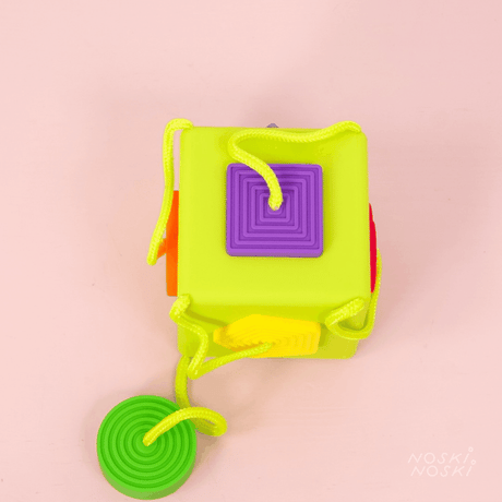 Fat Brain Toys OombeeCube Sorter - sensoryczna kostka z kolorowymi kształtami i gryzakiem dla rozwoju dziecka.