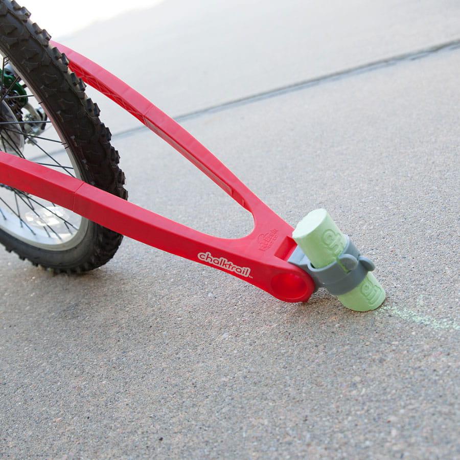 Fat Brain Toys: kredowa przystawka do roweru Chalktrail - Noski Noski