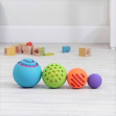 Piłka sensoryczna Fat Brain Toys OombeeBall dla niemowląt, różnokolorowe kule pobudzające zmysły, bezpieczny sznureczek.