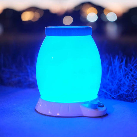Lampka nocna dla dzieci Fat Brain Toys Buggy Light z lupą do obserwacji owadów, idealna na wieczory.