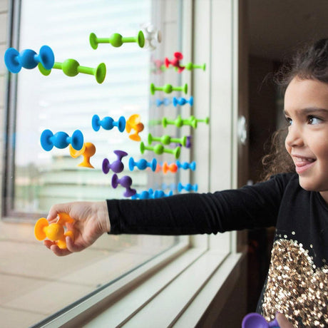 Klocki konstrukcyjne Fat Brain Toys Squigz Deluxe 50 elementów, silikonowe przyssawki do kreatywnej zabawy dla dzieci.