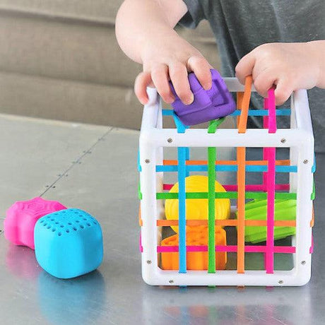 Elastyczna kostka sensoryczna Fat Brain Toys InnyBin, innowacyjny sorter kształtów i kolorów dla niemowląt, rozwijający motorykę.