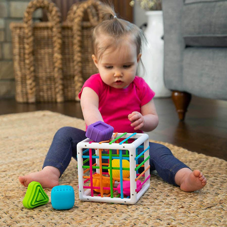 Fat Brain Toys: sorter elastyczna kostka sensoryczna InnyBin - Noski Noski