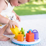 Zabawka edukacyjna sorter Fat Brain Toys Plugzy z przykrywkami, rozwija motorykę i spostrzegawczość dziecka.