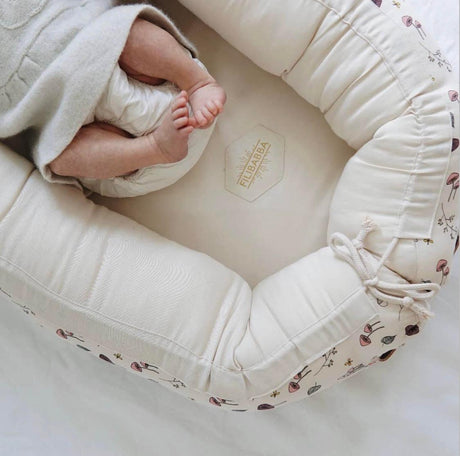 Kokon niemowlęcy Filibabba Baby Nest – przytulne i bezpieczne gniazdko do drzemek i odpoczynku w każdym miejscu.