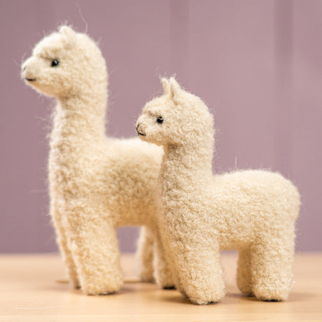 Pluszak Alpaka Gabo Wool Baby, ręcznie wykonany z wełny, miękki w dotyku, dla dzieci.