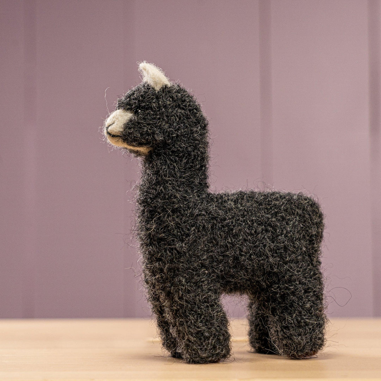 Gabo Wool: wełniana figurka alpaka Mama Alpaca 15 cm - Noski Noski