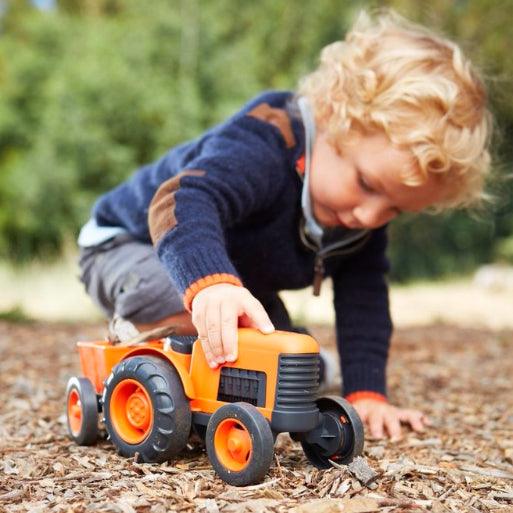 Green Toys: pomarańczowy traktor z przyczepką - Noski Noski