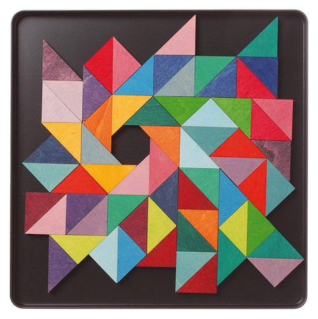 Kolorowe klocki magnetyczne Grimm's w trójkątnych kształtach, 64 magnesy w zestawie, idealne dla dzieci powyżej 6 lat.