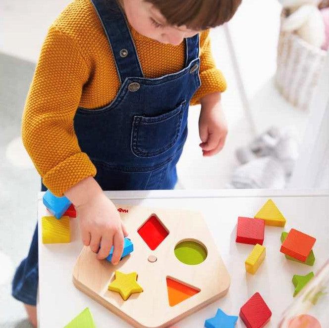 Klocki drewniane Haba Shapes Carousel - zabawka edukacyjna dla dzieci, rozwijająca zdolności manualne i rozpoznawanie form.