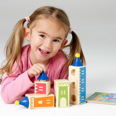 Zamek Mądry Iuvi Games to drewniana gra logiczna, która rozwija kreatywność i umiejętności przestrzenne dzieci w wieku 3-8 lat.