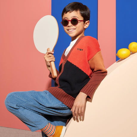 Stylowe okulary przeciwsłoneczne Izipizi dla dzieci 5-10 lat, 100% ochrona UV, idealne na słoneczne dni.