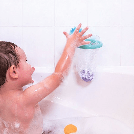 Piłeczki sensoryczne Janod Tacti'Basket do kąpieli, zestaw z koszem na przyssawki, dla niemowląt, rozwija koordynację.