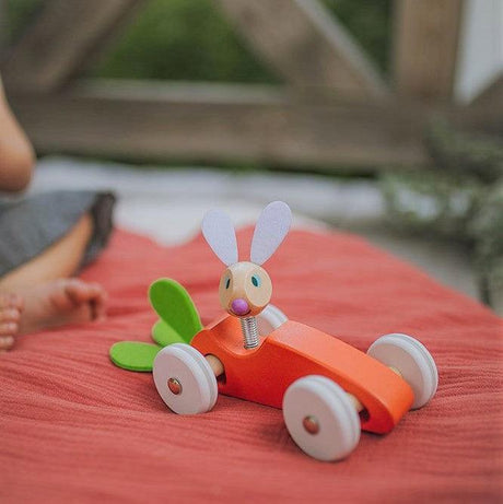 Janod: samochód wyścigówka marchewka z królikiem Carrot Car - Noski Noski