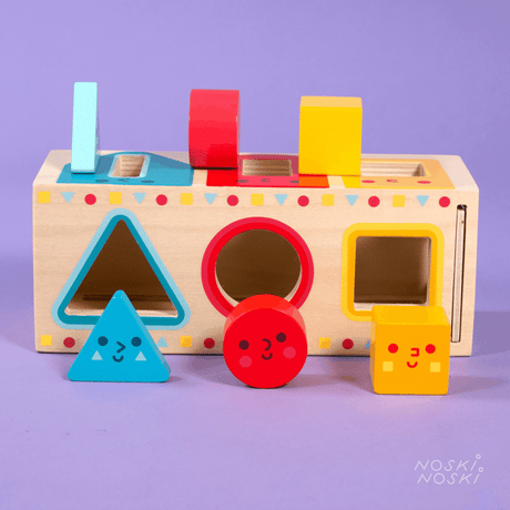 Drewniany sorter figur geometrycznych Janod, edukacyjna zabawka dla dzieci, rozwija manualne zdolności i logiczne myślenie.