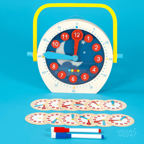 Drewniany zegar do nauki godzin Janod Essentiel z kolorowymi wskazówkami, idealny do nauki zegara dla dzieci.