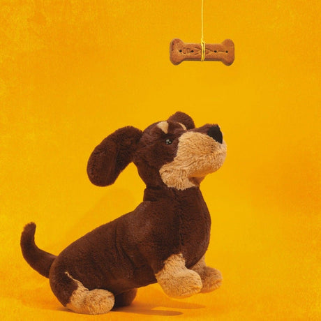 Pluszowy jamnik Otto Jellycat w czekoladowym kolorze, przytulna maskotka idealna na spacery, zabawy i drzemki.