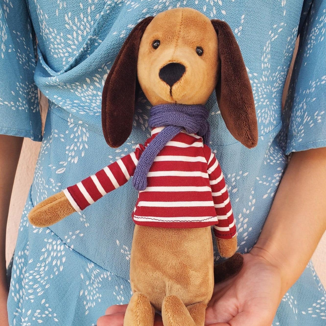 Jellycat: przytulanka piesek w sweterku i szaliku Beatnik Buddy Sausage Dog 27 cm - Noski Noski