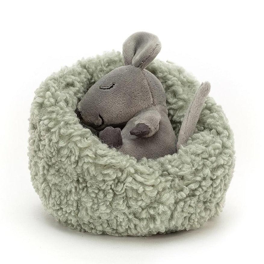 Jellycat: przytulanka śpiąca myszka w gniazdku Hibernating Mouse 7 cm - Noski Noski