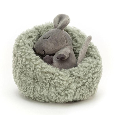 Aksamitna maskotka myszka Jellycat Hibernating, śpiąca w gniazdku, idealna na zimowe drzemki i na prezent.