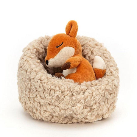 Maskotka Lisek Jellycat Hibernating Fox 7 cm – mięciutki pluszak lis w przytulnym gniazdku, idealny dla dzieci.