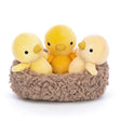 Urocze pluszaki Jellycat Nesting Chickies 13 cm, idealne maskotki dla dzieci, wykonane z mięciutkiego materiału.