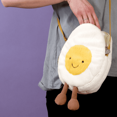 Urocza torebka jajko Jellycat Amuseable Happy Boiled dla dziewczynki, mięciutka i idealna na skarby.