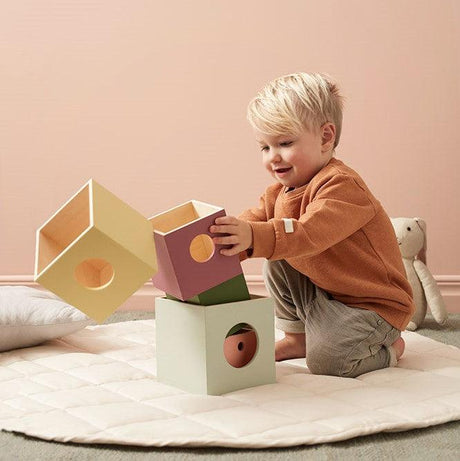Kolorowe klocki drewniane Kids Concept Edvin Cubes Wood, idealne dla dzieci do kreatywnej zabawy, budowania i sortowania.