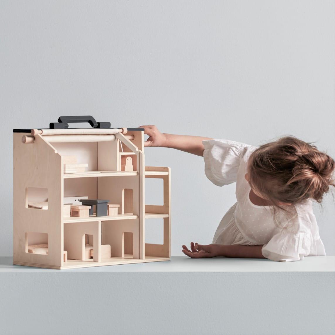 Kid’s Concept: drewniany domek z wyposażeniem Aiden - Noski Noski