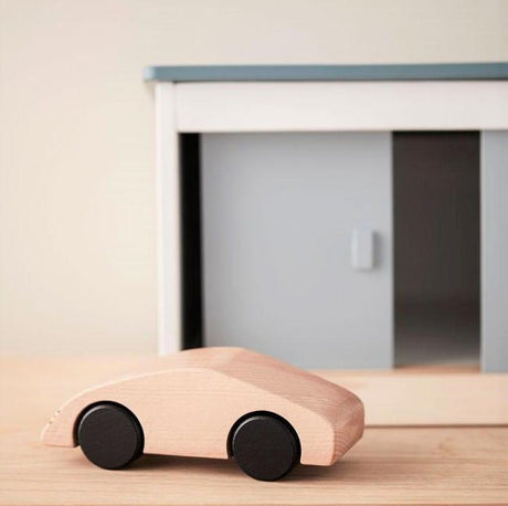 Drewniane autko sportowe Kids Concept Aiden - klasyczny design, idealne dla małych rączek, dekoracyjne auto dla dzieci.
