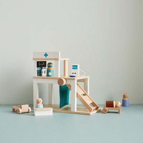 Zestaw lekarski dla dzieci Kids Concept, drewniany szpital z windą, salami i recepcją do kreatywnej zabawy.
