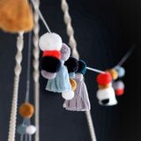 Kikadu: girlanda z pomponami Pompom and Tassel Garland - Noski Noski