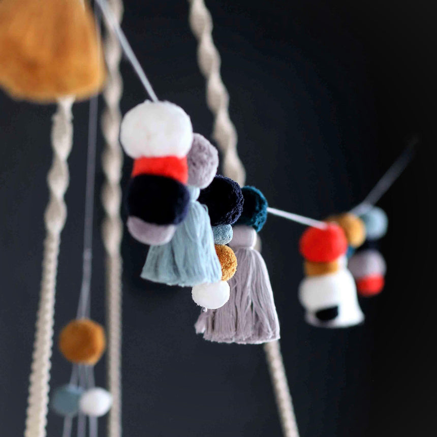 Kikadu: girlanda z pomponami Pompom and Tassel Garland - Noski Noski